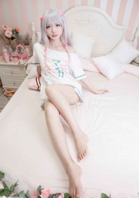 秘书伺候老板玩3p