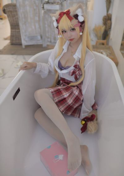 脱了她裙子摸进她的内裤亲吻网站